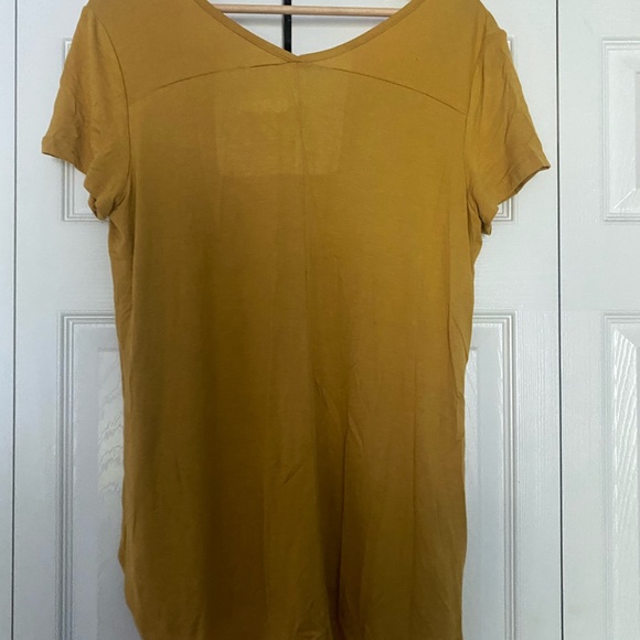 yellow t-shirt with front pocket - Picture 2 of 3